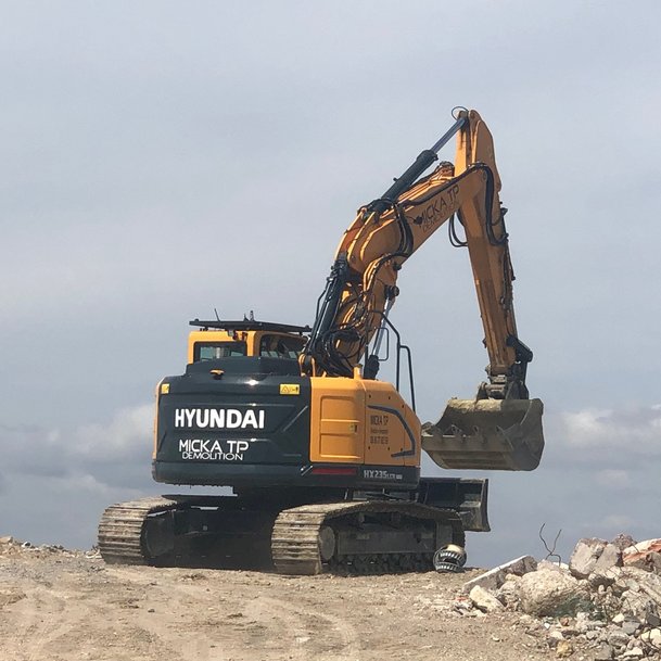 At Micka TP the star of demolition is called the HX235LCR from Hyundai Construction Equipment!